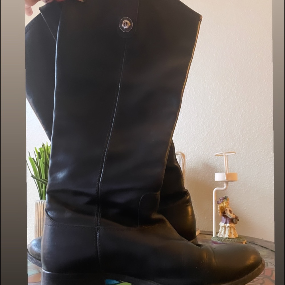 Like new Frye Melissa button